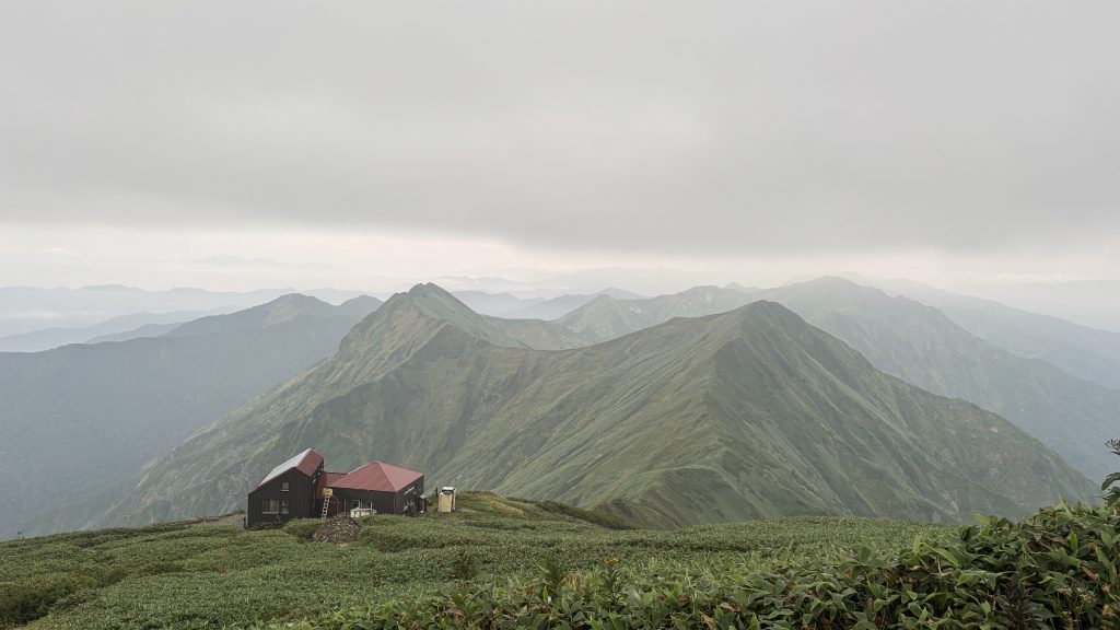 谷川岳の肩の小屋を見下ろす