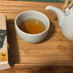 お気に入りの青磁でお茶を飲みながら休養